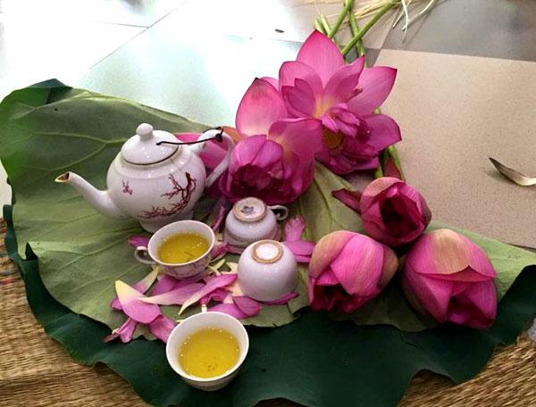 trà sen nóng hổi