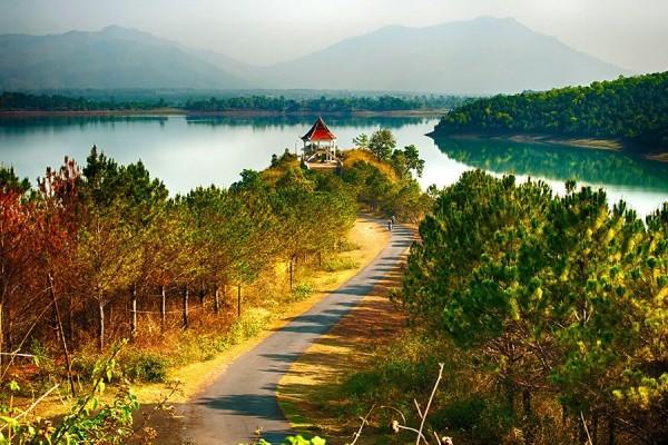 San ve may bay khuyen mai ngắm Biển Hồ T'Nưng