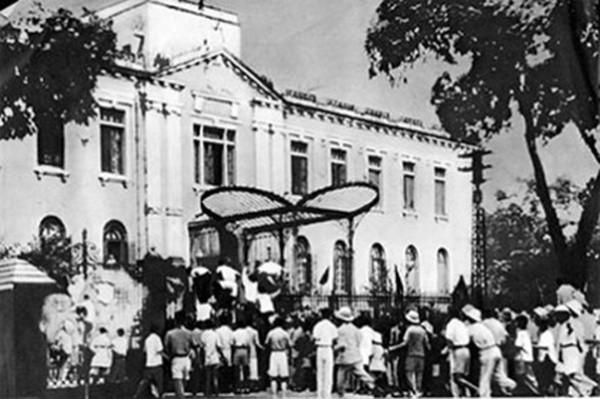 Vị trí lễ đài cũ giữa Quảng trường Ba Đình nay là Lăng Chủ tịch Hồ Chí Minh, nơi yên nghỉ của vị lãnh tụ vĩ đại của dân tộc.