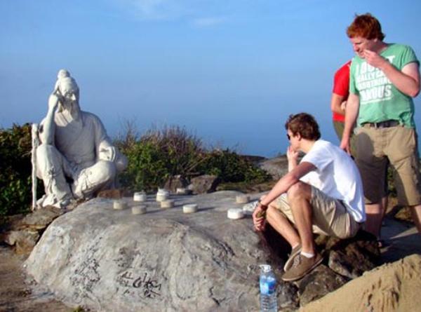 Du khách nước ngoài thích thú “đánh cờ” cùng vị tiên trên đỉnh Bàn Cờ