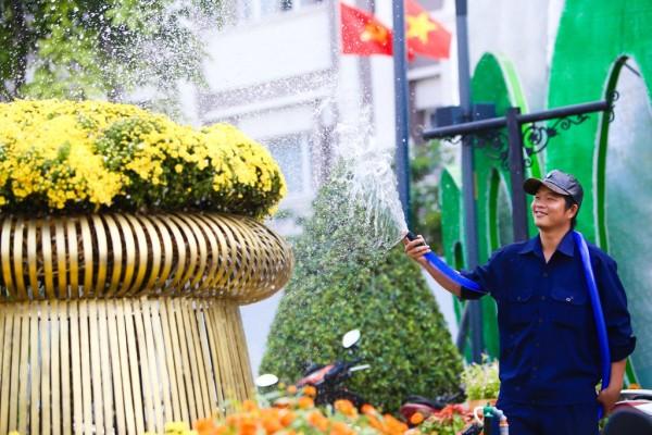 Nhiệt độ Sài Gòn trong những ngày này khá cao, khoảng 34, 35 độ C. Công nhân phải thường xuyên tưới nước để đảm bảo hoa luôn tươi.