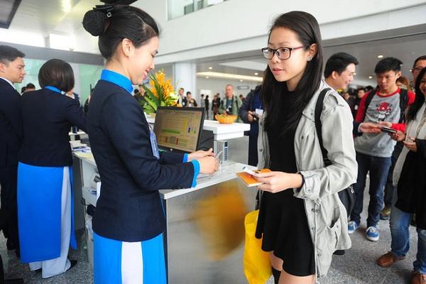 Trước khi khởi hành, hành khách phải phải xuất trình cho Vietnam Airlines tất cả các loại giấy tờ theo quy định