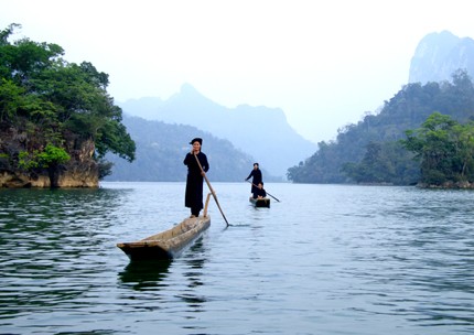 Xuôi thuyền trên dòng sông Năng