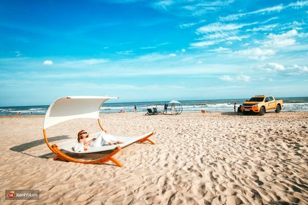 Những chiếc võng hay ghế lười được bày khắp nơi trên bãi biển để bạn tha hồ chụp ảnh và tận hưởng gió trời.