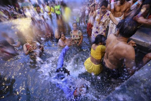 Cảnh các tín đồ đạo Hindu tắm dưới dòng sông thiêng để rửa sạch mọi tội lỗi mà họ gây ra.