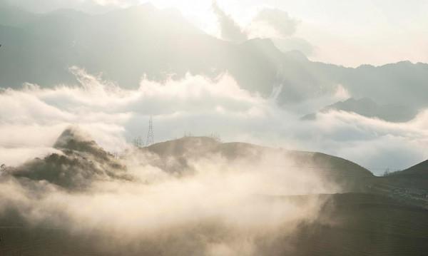 Sương mờ phủ nhẹ lên núi đồi Sapa