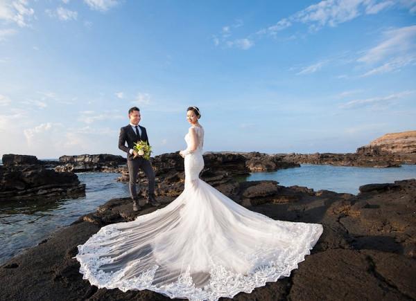 Một buổi chụp ảnh cưới lãng mạn tuyệt vời tại Rạch Giá với ánh hoàng hôn lung linh, gió biển êm ái và không khí lãng mạn sẽ khuấy động trái tim của bạn. Hãy để chúng tôi biến giấc mơ của bạn thành sự thật.