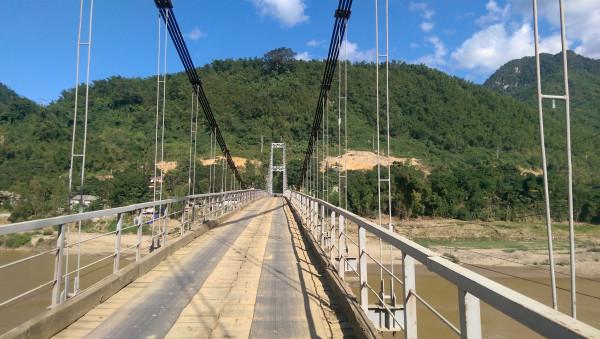 Cầu treo Phú Lễ được bắt qua Sông Mã