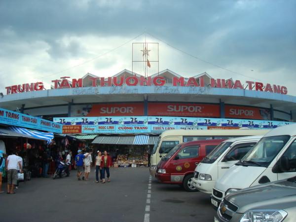 Chợ Đầm Nha Trang luôn thu hút đông đảo khách du lịch