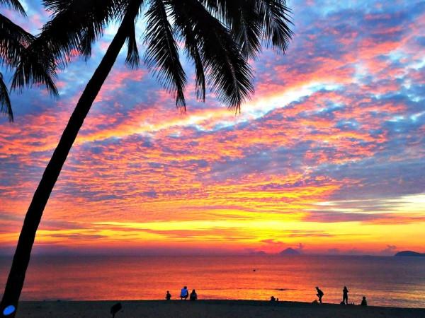 Bãi biển Nha Trang đẹp thơ mộng