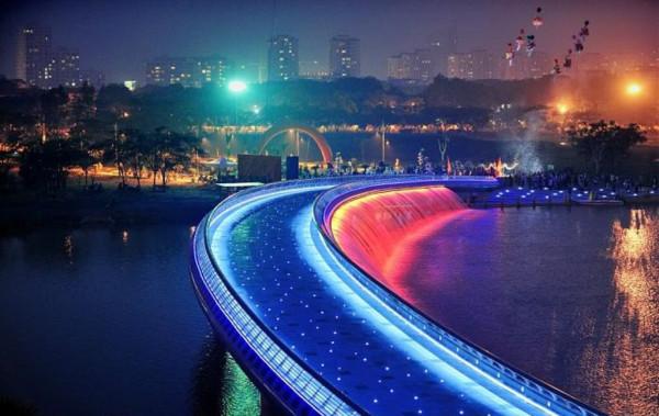 Cầu Ánh Sao -  Hồ Bán Nguyệt