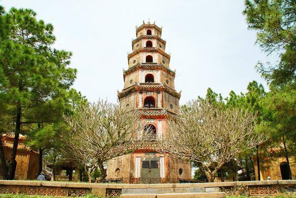 Vẻ đẹp oai nghiêm chùa Thiên Mụ ngôi chùa cổ xứ Huế