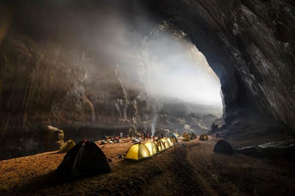 Cắm trại bên trong hang Én