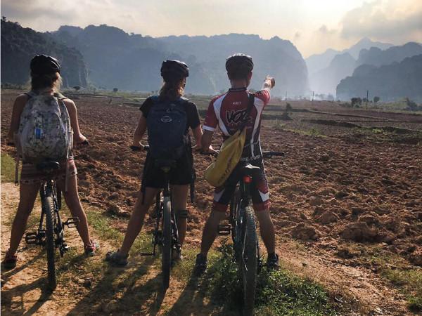 Đạp xe quanh thung lũng Bồng Lai