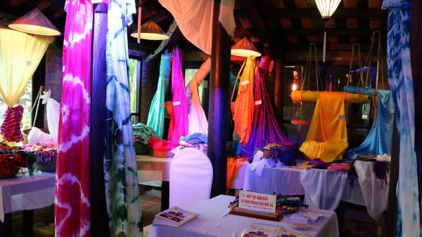 8. Làng nghề dệt lụa tơ tằm Nha Xá