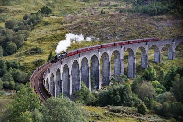 Cầu Glenfinnan cùng đoàn tàu hỏa Jacobite.