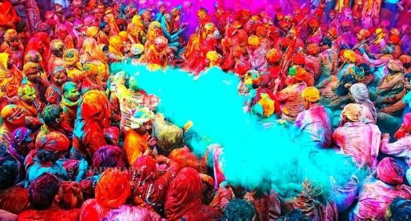 Lễ hội Holi hay còn gọi là "Lễ hội Sắc màu" tổ chức vào ngày trăng tròn của tháng Phalgun là một trong những lễ hội quan trọng của người Hindu . 