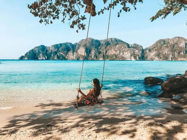 Thiên đường biển Thái với cát trắng và nước biển trong xanh sẽ làm bạn thích thú trong suốt chuyến đi của mình. Hãy khám phá những hình ảnh này và đắm mình trong cảm giác thư giãn trên bãi biển.