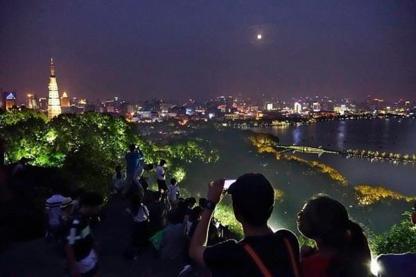 Ngắm trăng Tây Hồ ở Hàng Châu.2
