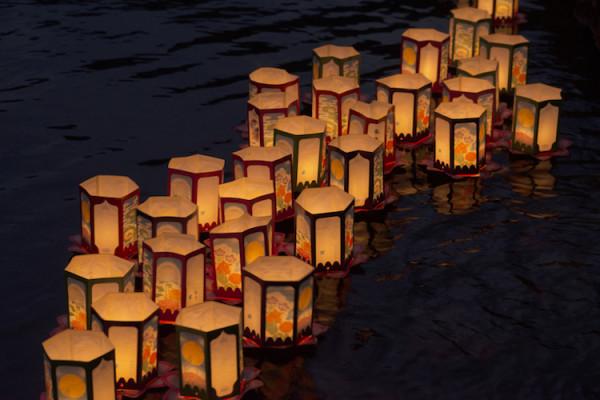 Thả đèn trên sông tại chùa cầu Nhật Bản.1
