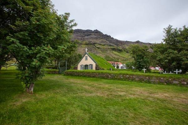 Nhà thờ mái cỏ, Iceland1