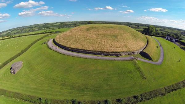 Khu lăng mộ Newgrange1