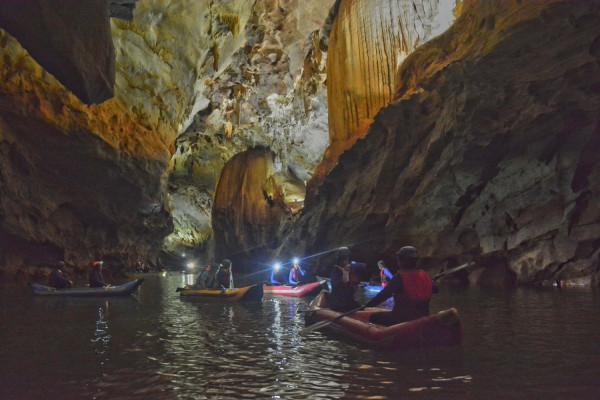 Chèo kayak khám phá động Phong Nha