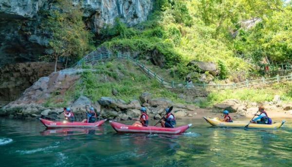 Chèo kayak khám phá động Phong Nha3