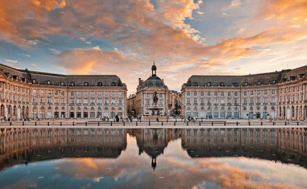 Thành phố Bordeaux giữa nền trời hoàng hôn