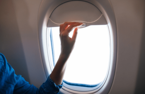 Vì sao phải mở màn cửa sổ khi máy bay cất cánh hoặc hạ cánh?