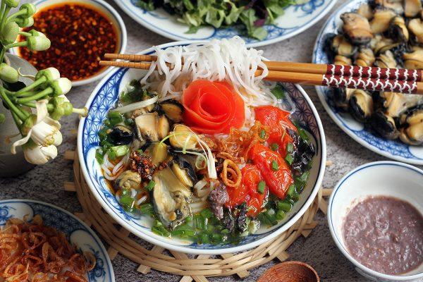 Ăn sập các món ngon ở ngõ chợ Đồng Xuân – thiên đường quà vặt siêu rẻ của Hà Nội