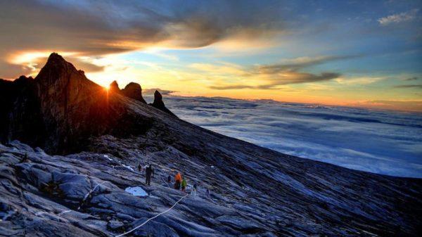 Để hoàn thành tuyến đường mòn trên núi Kinabalu cần mất tới 1 đến 3 ngày