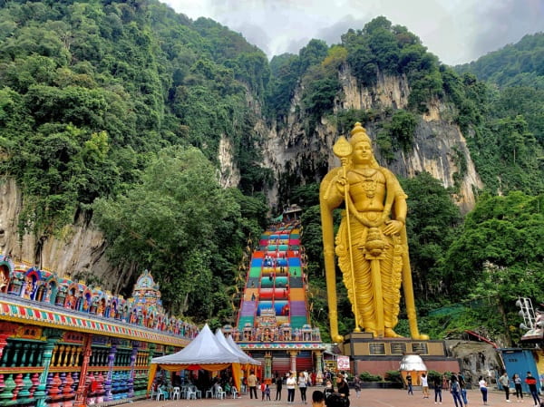 Động đá vôi Batu Caves, nơi có tượng Lord Murugan của người theo đạo Hindu