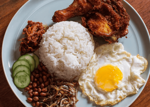 Nasi Lemak – món ăn trưa và ăn tối đặc trưng ở Singapore