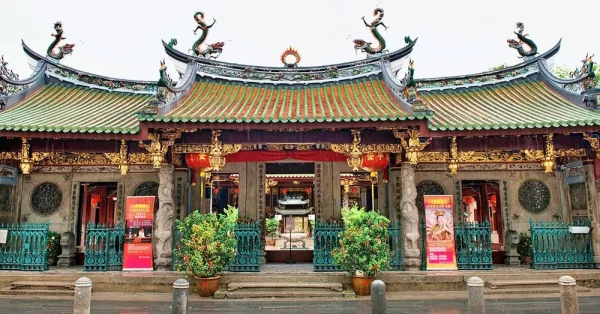 Tham gia tham quan và cầu nguyện tại đền Thian Hock Keng